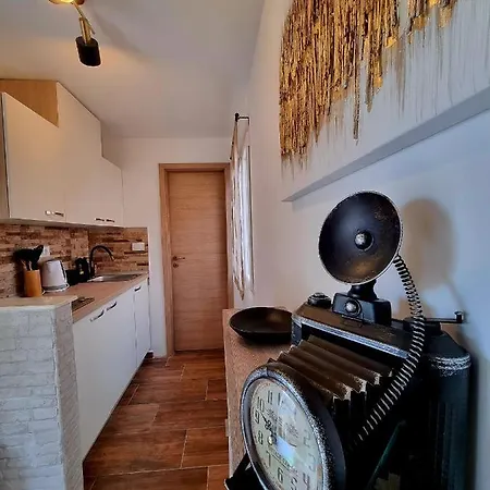 Retro Chic Apartment Pula